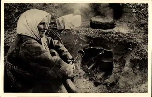 Ak Sowjetunion, Flüchtlingselend, Frau, Löffel