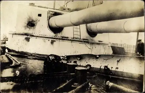 Foto Ak Deutsches Kriegsschiff, SMS Seydlitz, Treffer am Turm Berta, Skagerrakschlacht, I WK