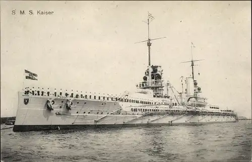 Ak Deutsches Kriegsschiff, SMS Kaiser, Schlachtkreuzer, Besatzung in Paradeaufstellung