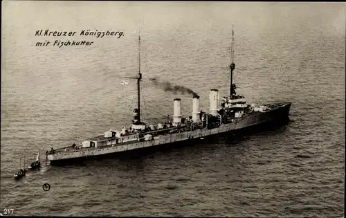 Foto Ak Deutsches Kriegsschiff, Kl. Kreuzer Königsberg mit Fischkutter, Fliegeraufnahme