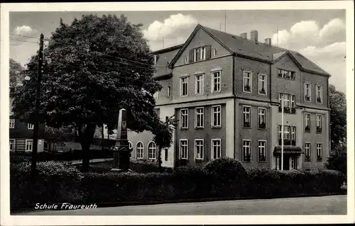 Ak Fraureuth in Sachsen, Blick auf die Schule mit Denkmal, Außenansicht 