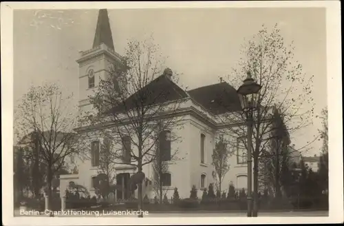 Foto Ak Berlin Charlottenburg, Partie an der Luisenkirche