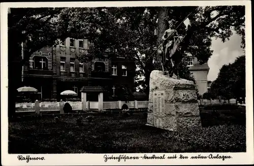 Ak Rathenow im Havelland, Zietenhusaren Denkmal mit neuen Anlagen
