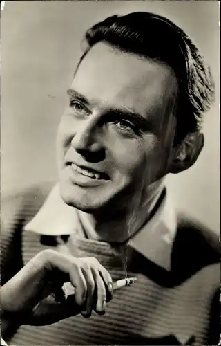 Ak Schauspieler Lothar Blumhagen, Portrait, Zigarette, DEFA Film, Sommerliebe