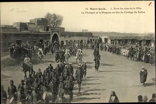 Ak Marrakesch Marokko, dans les rues de la Ville, Musique et le Drapeau en tete du Cortege du Sultan