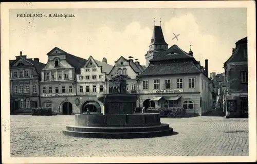 Ak Frýdlant v Čechách Friedland Reg. Reichenberg, Marktplatz, Brunnenanlage