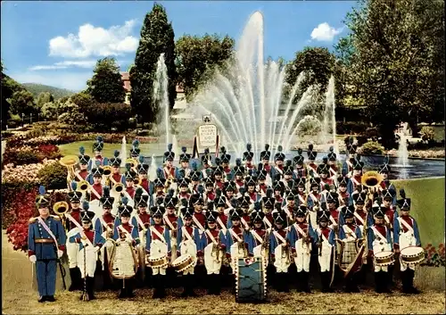 Ak Bad Kissingen Unterfranken Bayern, Jugendmusikkorps der Stadt, Uniformen um 1812, Brunnen