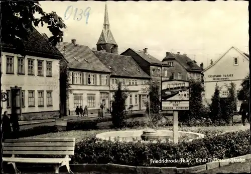 Ak Friedrichroda im Thüringer Wald, Ernst-Thälmann-Straße, Brunnen, Kirchturm, Geschäft Eduard Waitz