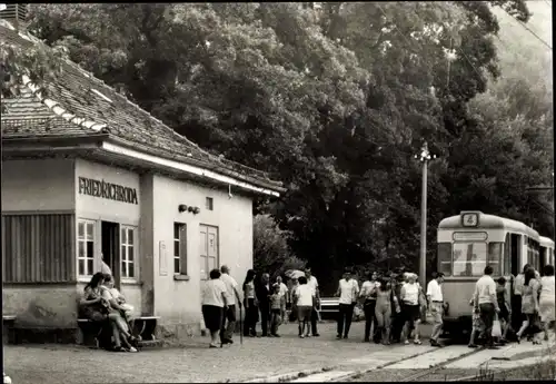 Ak Friedrichroda im Thüringer Wald, An der Waldbahn, Bahnhof, Eisenbahn, Reisende