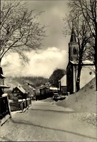 Ak Neuhausen im Erzgebirge, Straßenpartie, Kirche, Winteransicht