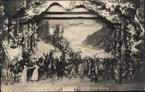 Foto Ak Theaterszene, Le Tour du Monde, l'Escalier des Geants