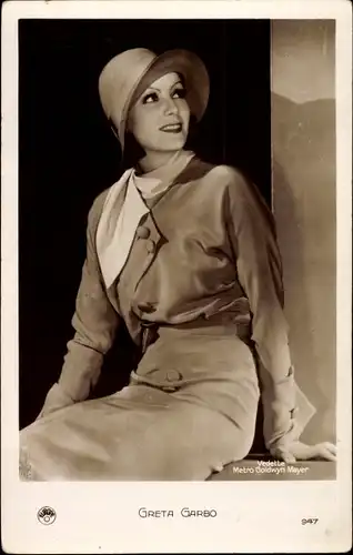 Ak Schauspielerin Greta Garbo, Portrait, sitzend, MGM