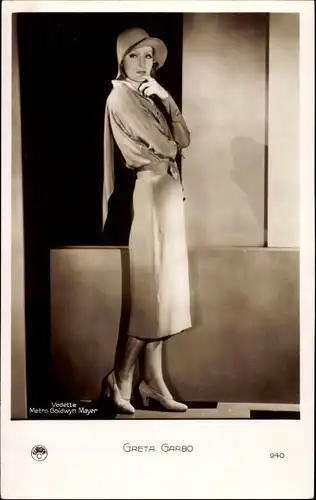 Ak Schauspielerin Greta Garbo, Standportrait, MGM