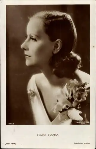 Ak Schauspielerin Greta Garbo, Portrait, Orchideenblüten, MGM, Ross