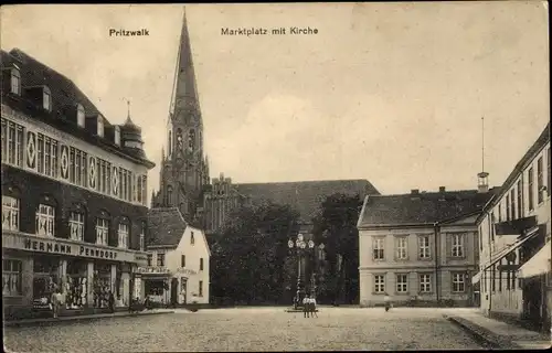 Ak Pritzwalk in der Prignitz, Marktplatz, Kirche, Geschäftshaus Hermann Penndorf