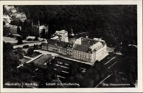 Ak Neustrelitz am Zierker See, Schloss u. Schlosskirche, Fliegeraufnahme