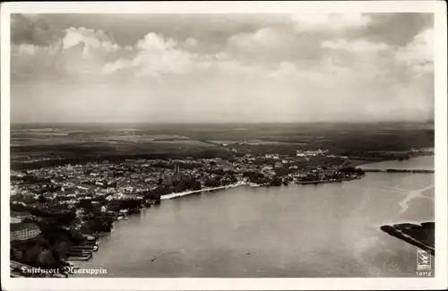 Ak Neuruppin, Luftkurort, Vogelperspektive, Flusspartie, Gebäude, Wolken