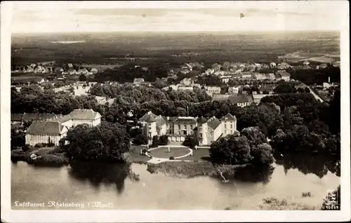 Ak Rheinsberg in Brandenburg, Fliegeraufnahme von Ort und Schloss