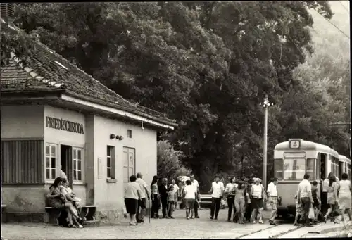 Ak Friedrichroda im Thüringer Wald, An der Waldbahn, Bahnhof, Eisenbahn, Reisende