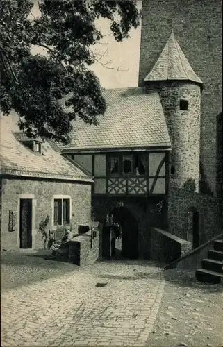 Ak Altena im Märkischen Kreis, Blick auf das Burgtor, Mann