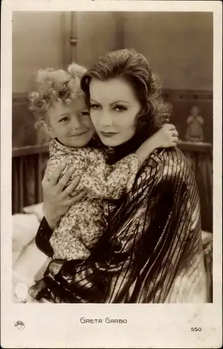 Ak Schauspielerin Greta Garbo, Portrait mit Kind, Filmszene