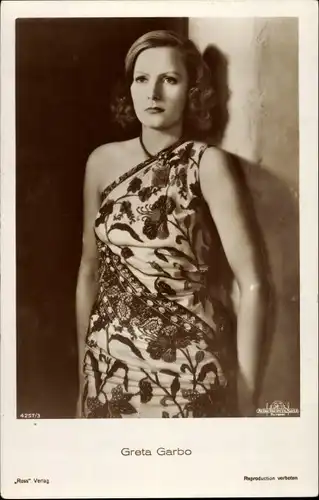 Ak Schauspielerin Greta Garbo, Standportrait, Kleid, Ross