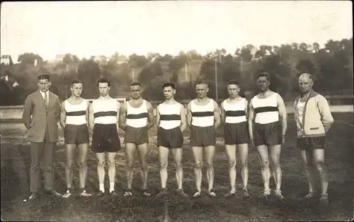 Foto Ak Gruppenaufnahme von Sportlern