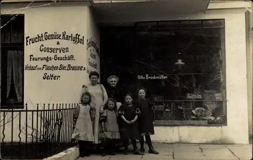 Foto Ak Unbekannter Ort, Gemüsehandlung Otto Brockmüller, Schaufenster, Frauen und Kinder