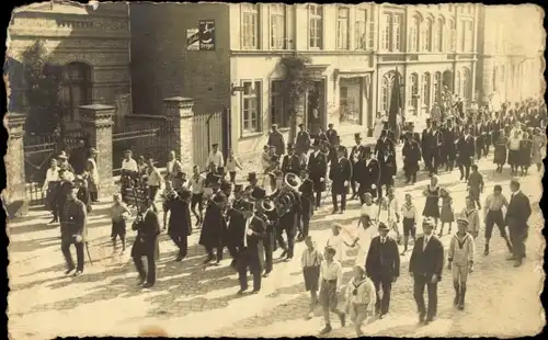 Foto Ak Unbekannter Ort, Festumzug, Blaskapelle, Emailleschilder