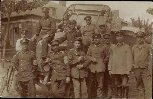 Foto Ak Deutsche Soldaten in Uniformen, I WK
