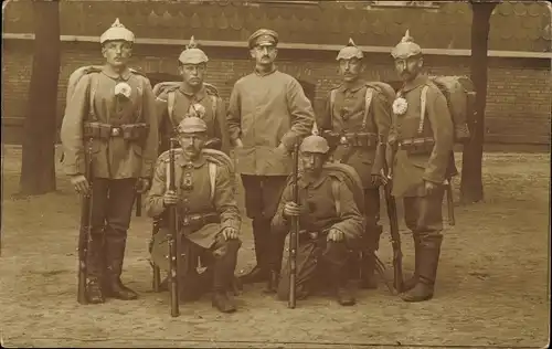 Foto Ak Deutsche Soldaten in Uniformen, I WK