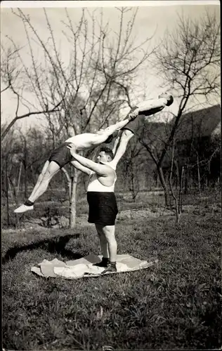 Foto Ak Drei Turner bei einer Hebefigur