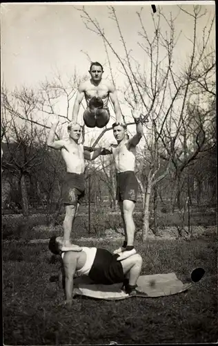 Foto Ak Vier Turner bei einer Hebefigur, Menschenpyramide