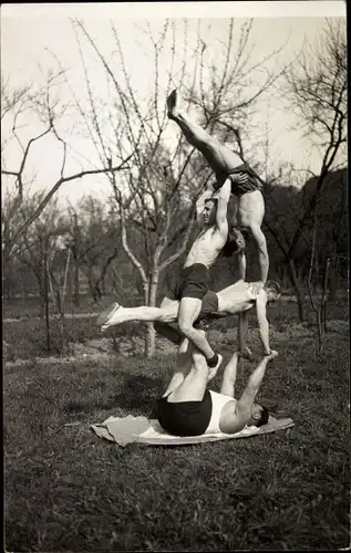 Foto Ak Vier Turner bei einer Hebefigur, Menschenpyramide
