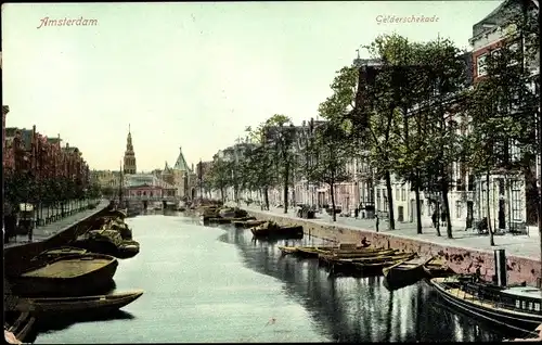 Ak Amsterdam Nordholland, Gelderschekade, liegende Boote im Kanal