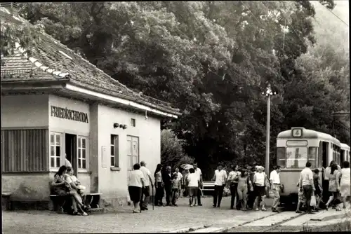 Ak Friedrichroda im Thüringer Wald, An der Waldbahn, Bahnhof, Eisenbahn, Reisende