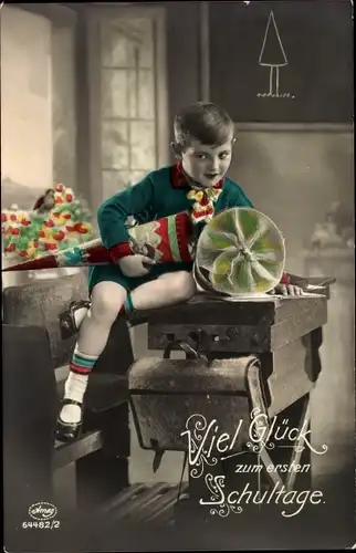 Ak Glückwunsch Einschulung, Junge mit Zuckertüten auf dem Schultisch sitzend