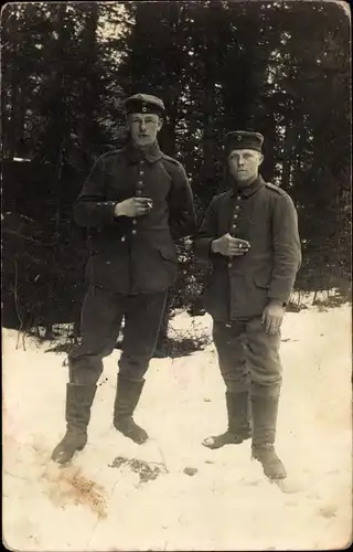 Foto Ak Deutsche Soldaten in Uniformen mit Zigaretten, Portrait, I WK