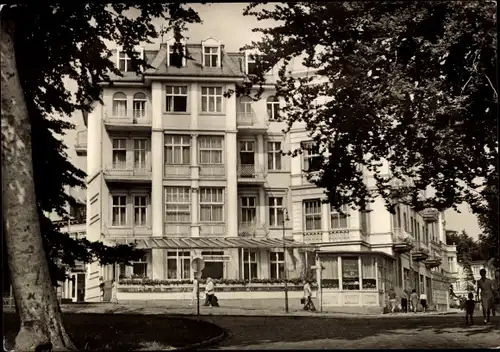 Ak Ostseebad Heringsdorf auf Usedom, FDGB Heim Opitz, Passanten, Außenansicht
