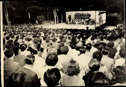 Ak Ostseebad Zinnowitz auf Usedom, Waldbühne, Theaterstück, Zuschauer