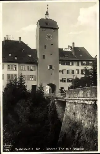 Ak Waldshut Tiengen am Hochrhein, Oberes Tor mit Brücke