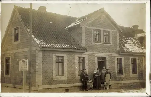 Foto Ak Wasserthaleben im Kyffhäuserkreis, Familie und Postbote vor einem Wohnhaus