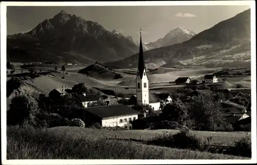Ak Vill Innsbruck in Tirol, Teilansicht vom Ort mit Umgebung, Kirche