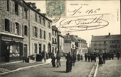 Ak Broons Côtes d'Armor, La Place, Passanten