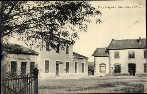 Ak Meyrargues Bouches du Rhône, Cour de la Gare