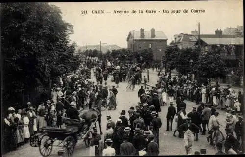 Ak Caen Calvados, Avenue de la Gare, un Jour de Course