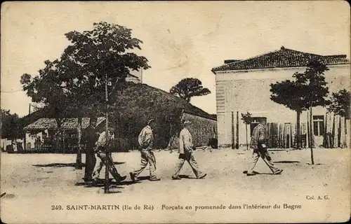 Ak Saint Martin de Ré Ile de Ré Charente-Maritime, Forcats en promenade dans l'interieur du Bagne