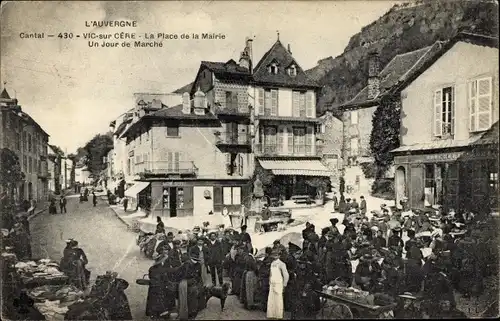 Ak Vic sur Cère Cantal, la Place de la Mairie, un Jour de Marché