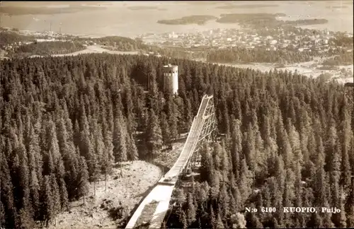 Ak Kuopio Finnland, Luftbild, Puijo, Sprungschanze, Turm, Wald, Ort