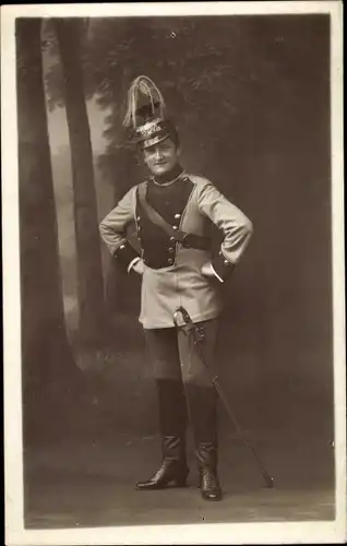 Foto Ak Lübeck, Schauspieler im Kostüm 1917, Uniform, Pauly ?